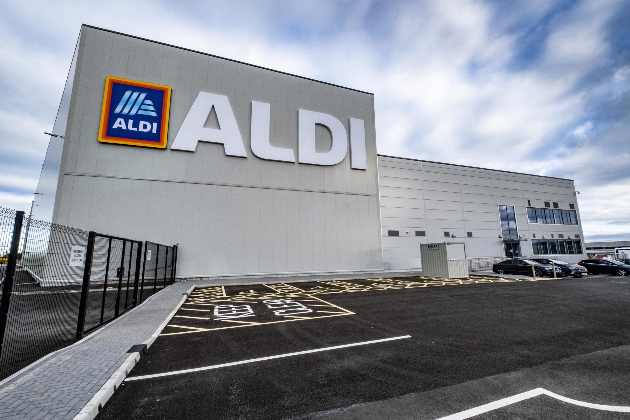 ALDI CELEBRATES OPENING OF ITS 100th SCOTTISH STORE WITH £6000 OF
