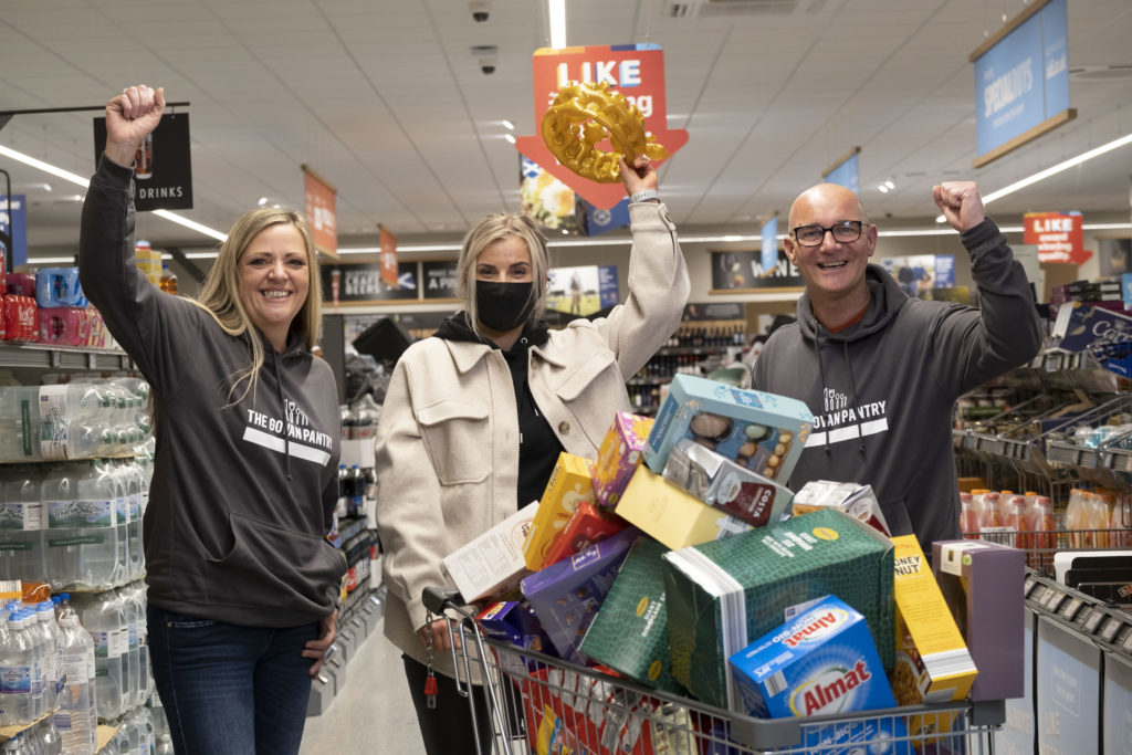 GOVAN SHOPPER SCOOPS OVER £700 FOR LOCAL FOODBANK AT ALDI SUPERMARKET
