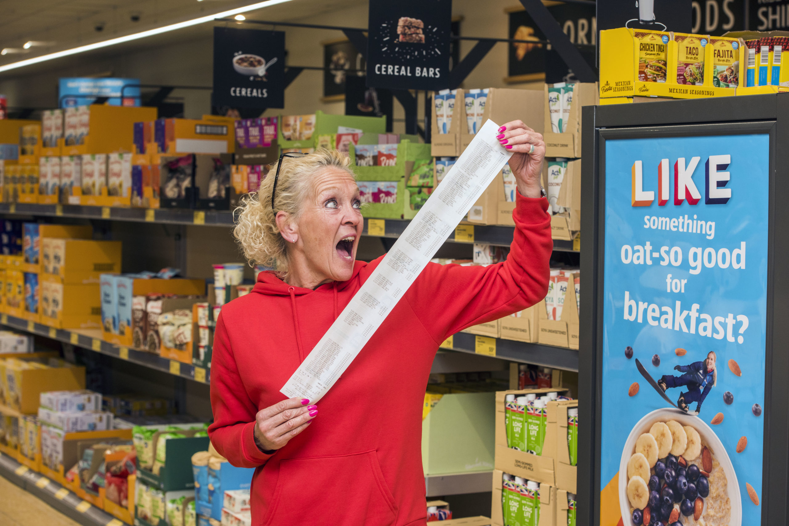 DUNDEE SHOPPER SCOOPS OVER £750 FOR LOCAL FOODBANK AT ALDI SUPERMARKET