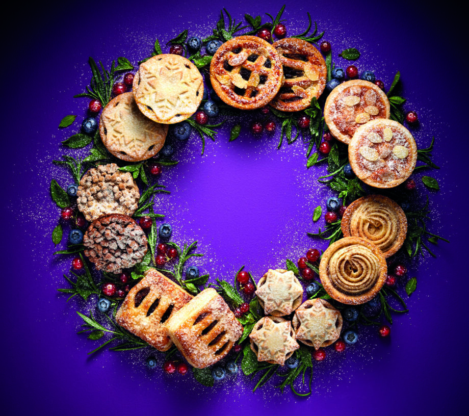 A Christmas wreath made of Aldi's 2023 mince pie range